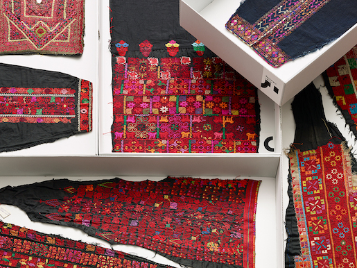 Bild: Bestickte Kleidungsteile aus der Negev-Region in der beduinischen Sammlung des Völkerkundemuseums UZH, Datierung unbekannt. - Foto: Kathrin Leuenberger, 2023.